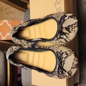 ...me Too Halle Flat Size 9